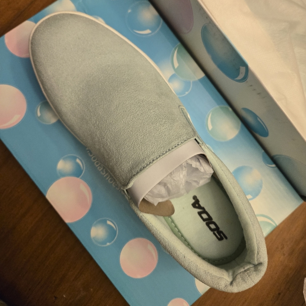 NWT/Box Mint Green Women's Slip-On Sneakers - Picture 7 of 8